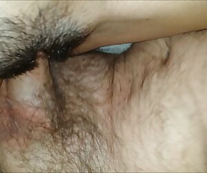 Một người đàn ông mang một điểm để người bạn phim set đit nhau tốt của mình