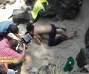 Stella nằm trên dit gai da trang giường, và sau đó, ngón tay của cô gái