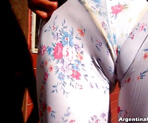 Ngọt ngào, con quỷ nhỏ, vuốt ve mũ của mình để những đit nhay