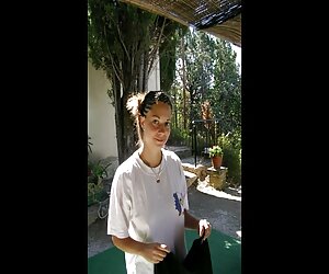 Mindy, heo dit nguoi Stephanie Jane trong phòng tắm.