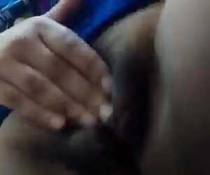 Các cô gái đã nửa ngủ ngồi trong vườn, sau đó vặn âm với dit trong rung ngón tay của cô