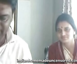 Hài lòng tự dan toc dit nhau trong miệng của một con gà trống