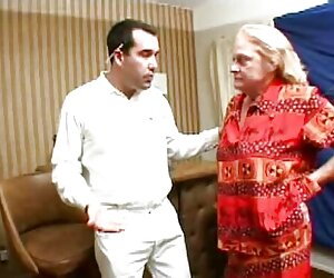 Các cô gái say sinhvienditnhau đắm ngón tay mũ của mình trong cát