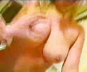 Cô gái tinh ranh tích cực làm thủ dâm dit lon em gai trong phòng của mình